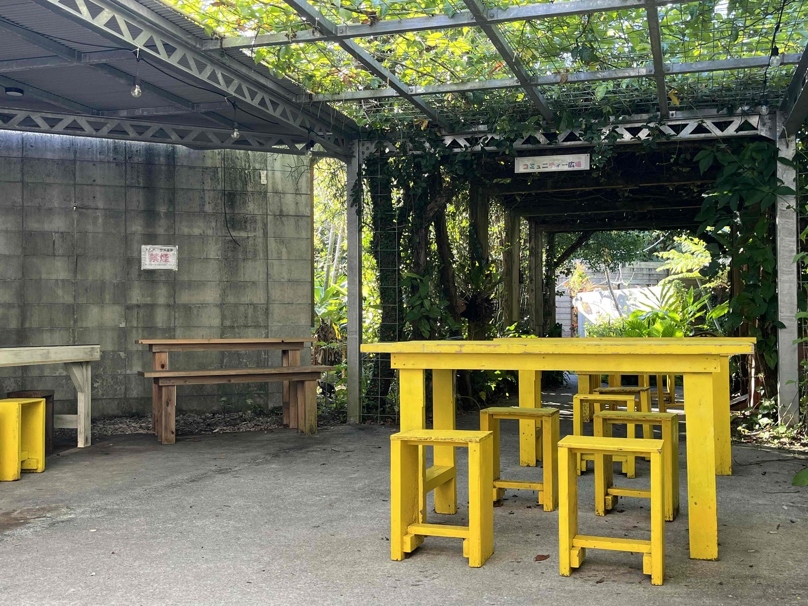 「コミュニティー広場」の看板が掲げられたパーゴラ休憩スペース