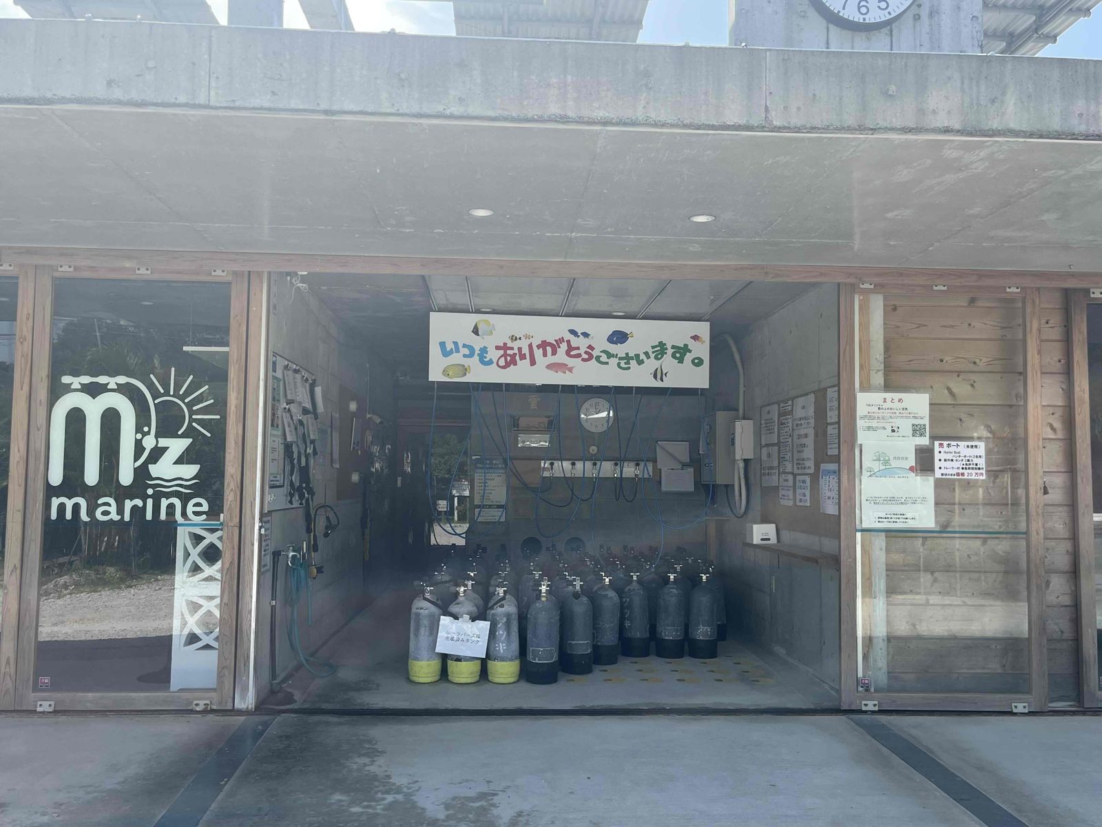 ご入居中のダイビングショップ店舗・タンク保管の様子