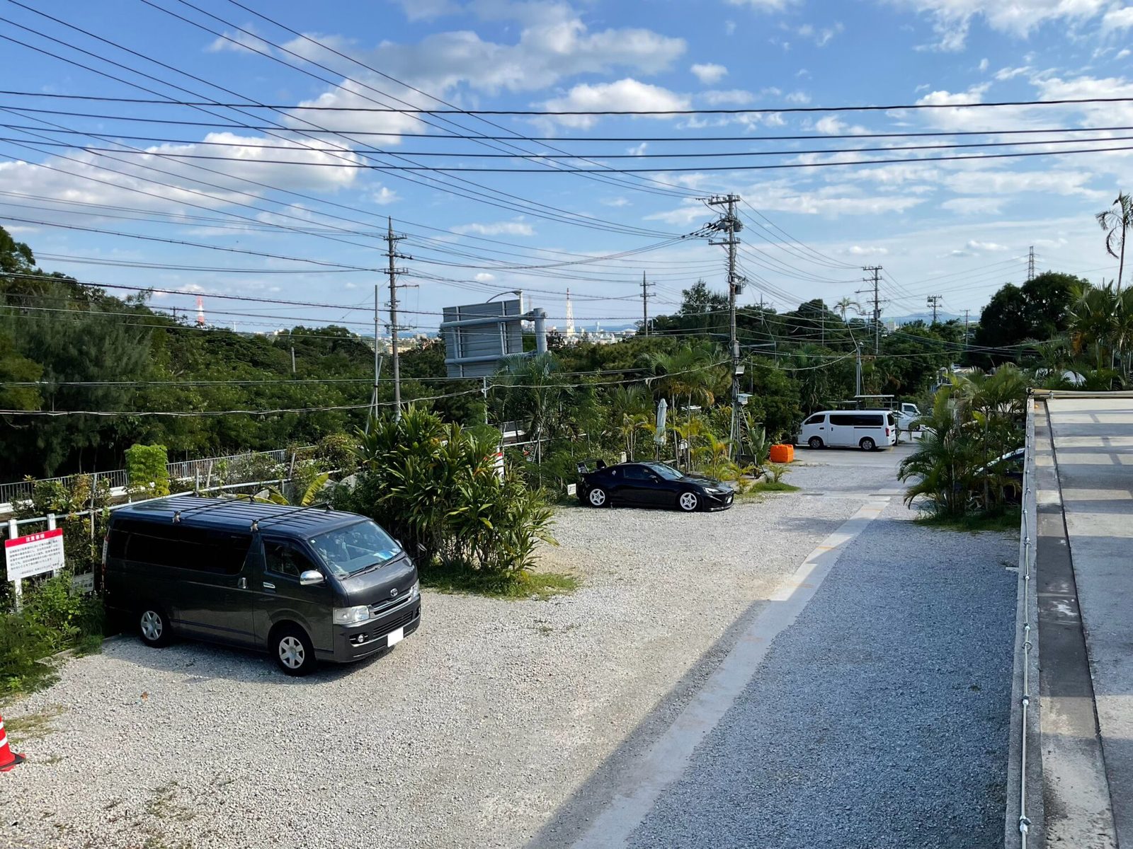 駐車場に停まっている車両の様子