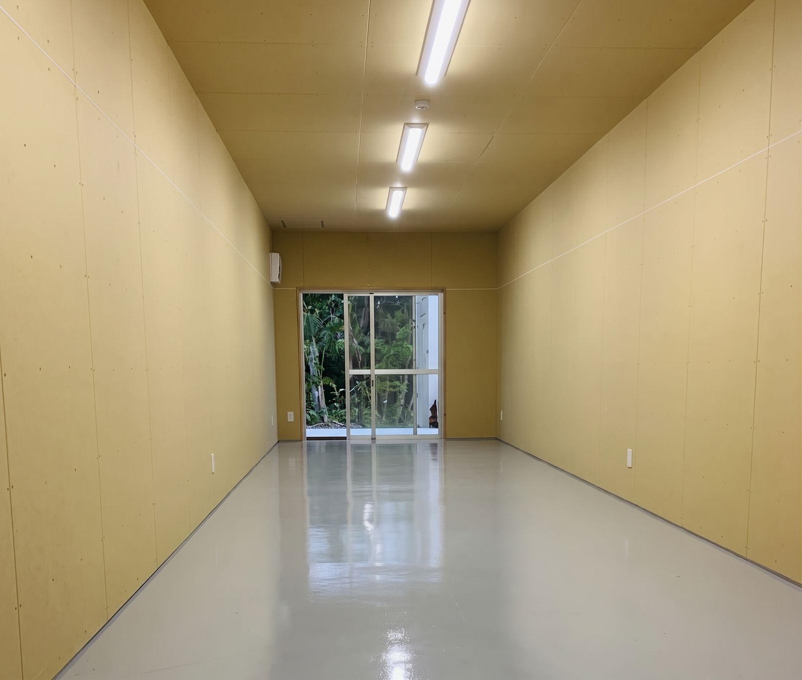 棚なし倉庫の内部通路